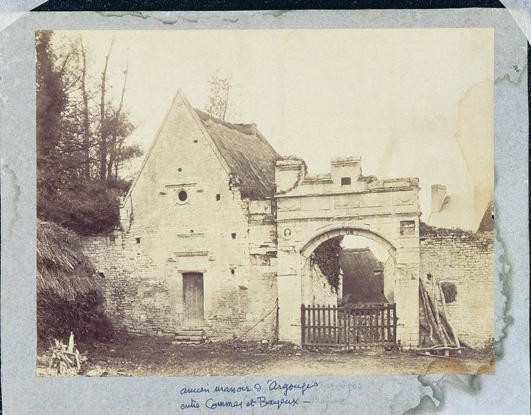 Logement du jardinier et portail.