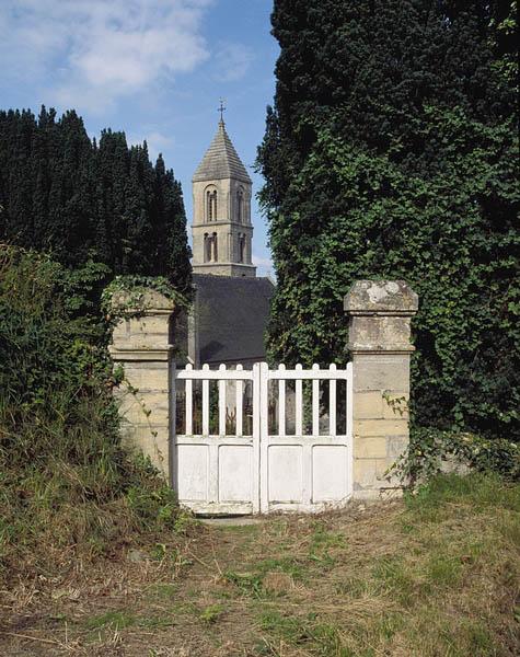 Ancienne entrée principale du cimetière, chemin de l'église.