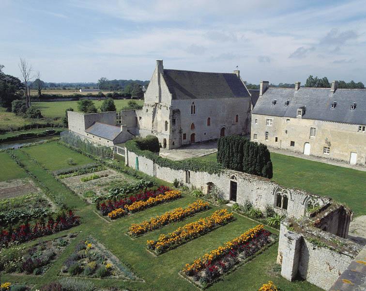 Jardin d'agrément et jardin potager.