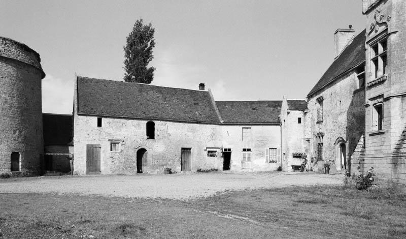 Côté ouest de la cour.