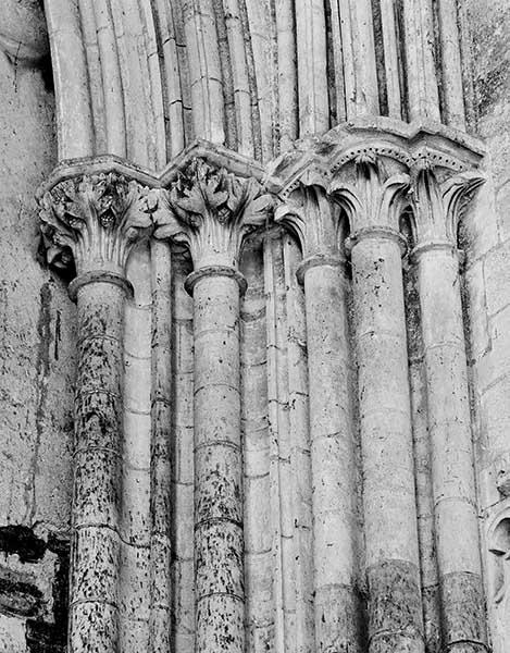 Eglise, chapiteaux du pilier nord-est de la croisée, côté choeur.