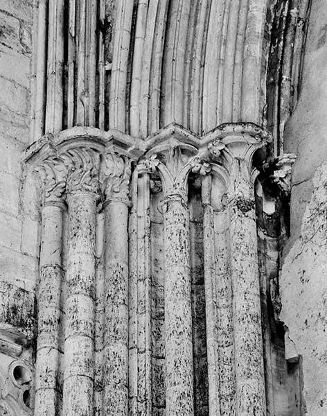 Eglise, chapiteaux du pilier sud-est de la croisée, côté choeur.