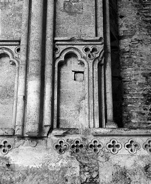 Eglise, détail de la frise et du garde-corps de la quatrième travée du choeur, côté nord.