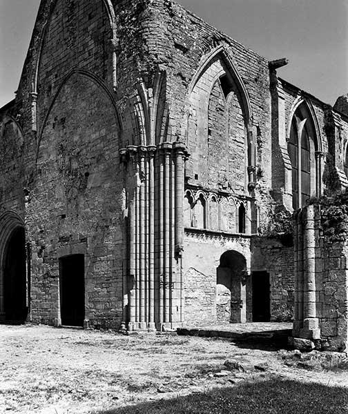 Eglise, pilier sud-est de la croisée et chapelle du bras sud.