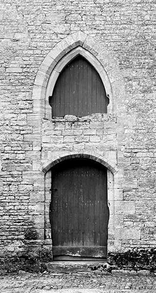 Logis abbatial, porte et fenêtre de la façade nord.