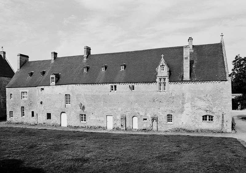 Aile occidentale, façade est sur l'ancien cloître.