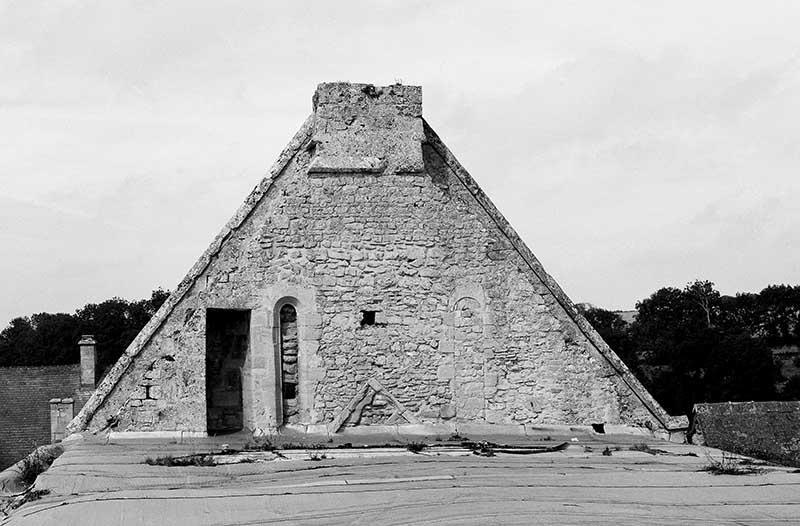 Eglise, baies orientales de l'ancienne tour-lanterne encadrant un vestige de solin du premier choeur.