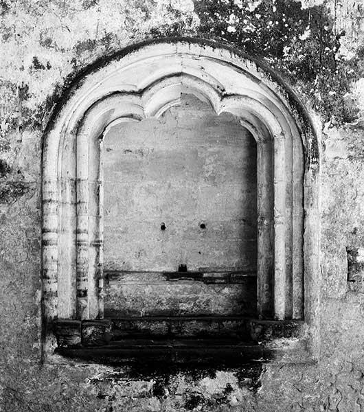 Eglise, lavabo dans la quatrième travée du choeur, côté nord.