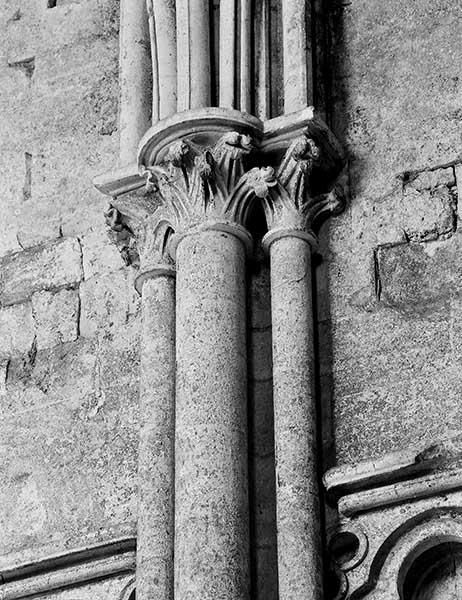 Eglise, chapiteaux du troisième support du choeur, côté nord.