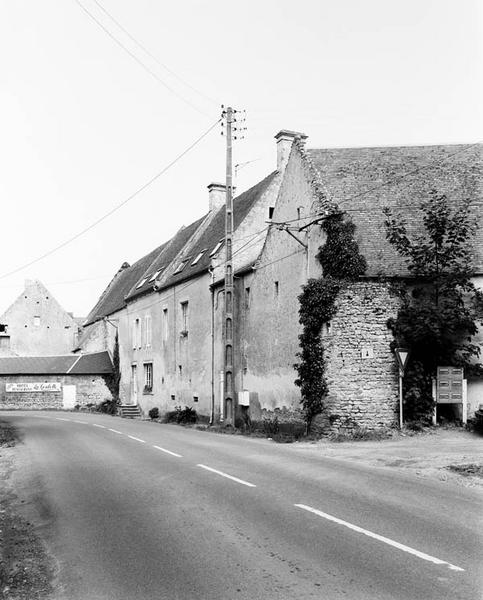 Ensemble des façades donnant sur le chemin d'Isigny-sur-mer.