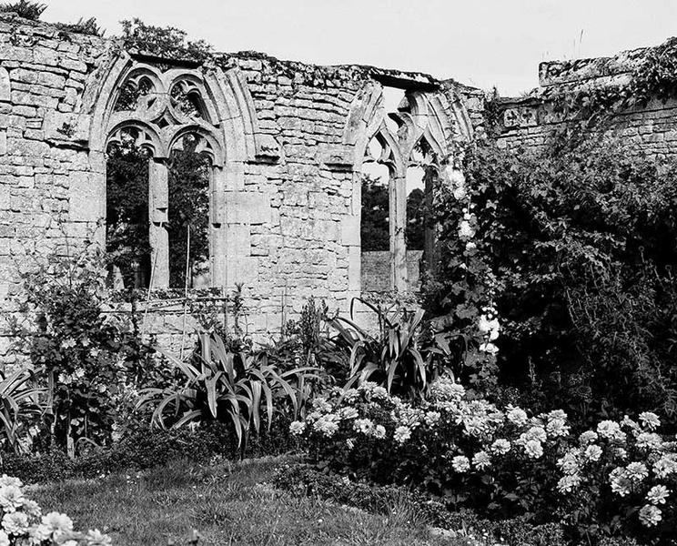 Vestiges des bâtiments à l'est du cloître, détail de baies dans la partie nord.