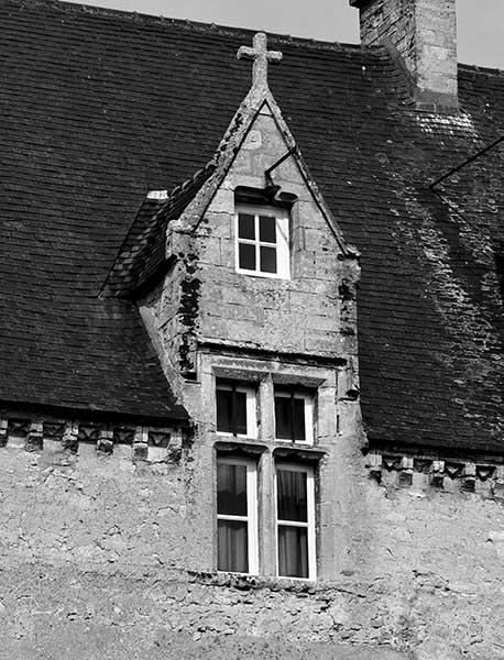 Aile occidentale, façade est, détail d'une fenêtre passante reposant sur le solin de l'ancienne couverture de cloître.