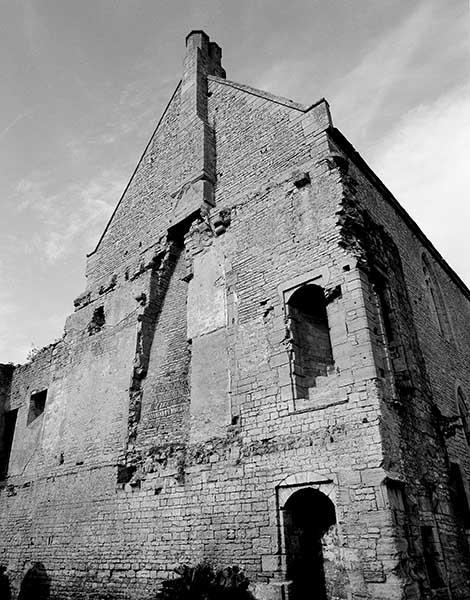 Logis abbatial, corps de la grande salle, cheminée.