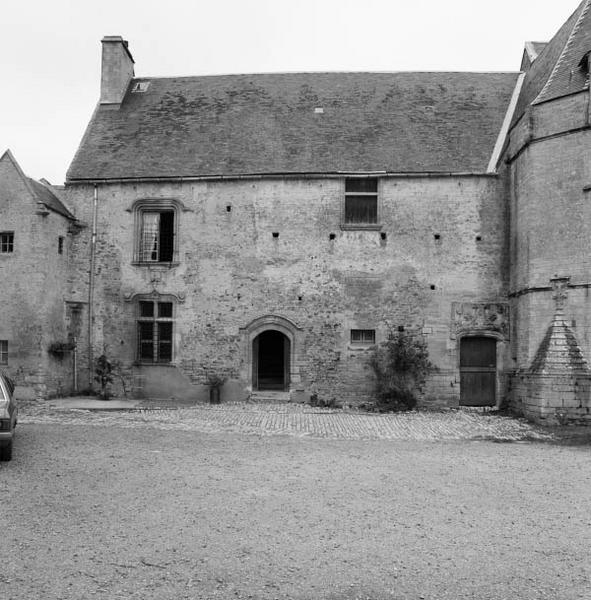 Logis, façade sur cour de la partie occidentale.