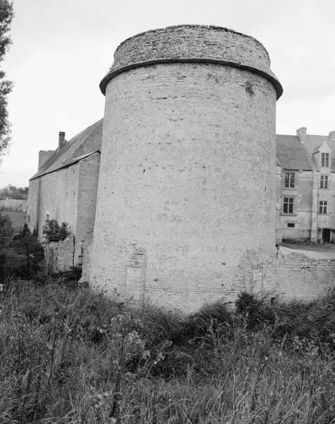 Colombier, côté douves.