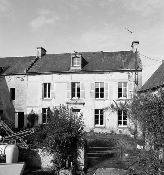 1er logement, façade sur cour.