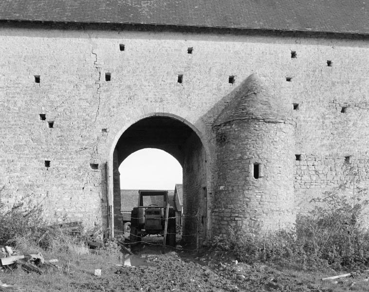 Vue extérieure du passage d'entrée de la cour situé entre les deux granges.
