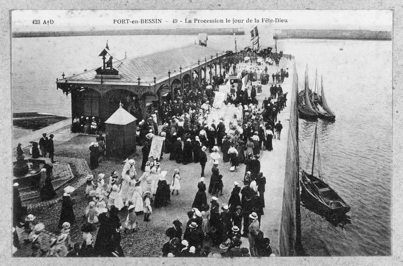 Port-en-Bessin - 49 - La procession le jour de la Fête-Dieu.