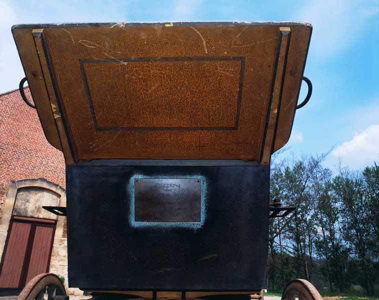 Détail : arrière de la voiture, face inférieure de la coquille.