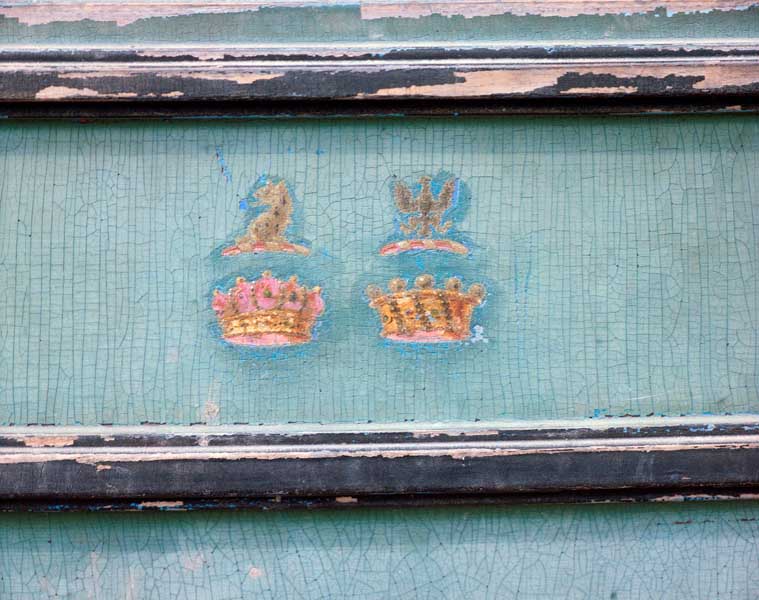 Détail : portière droite, insignes nobilaires de la famille Zuylen de Nyevelt de Haar sur le panneau de frise de la portière.
