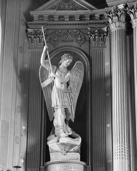 Statue de la niche gauche : saint Michel.