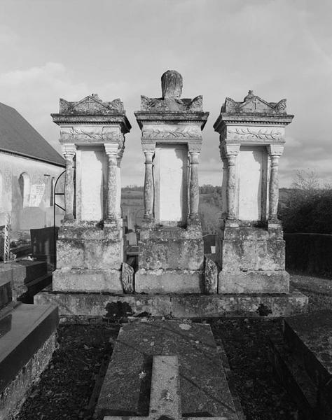 Cimetière : tombeau de la famille Grioy, début 4e quart 19e siècle.