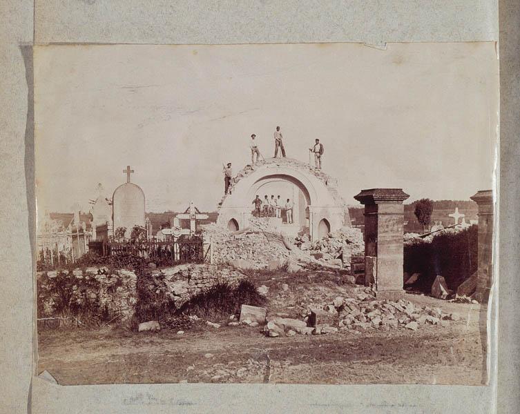 L'église en cours de démolition.