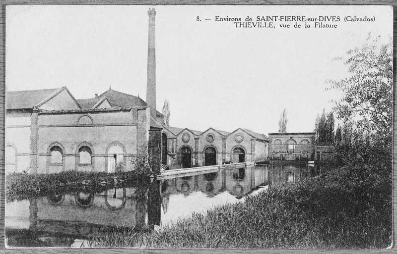 8. Environs de St-Pierre-sur-Dives (Calvados). Thiéville, vue de la filature.- Carte postale, s.d., début 20e siècle.