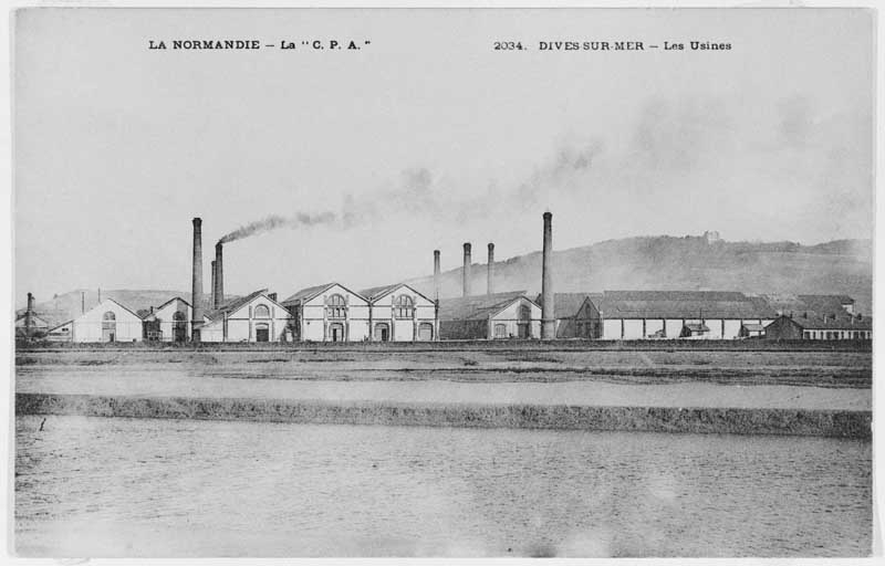 2034. Dives-sur-Mer - Les usines.- Carte postale, La Normandie, éd. la C.P.A., s.d., début 20e siècle. (Collection particulière P. Coftier).