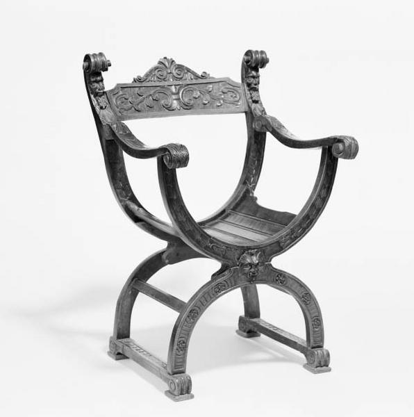 Fauteuil de célébrant (siège dantesque)