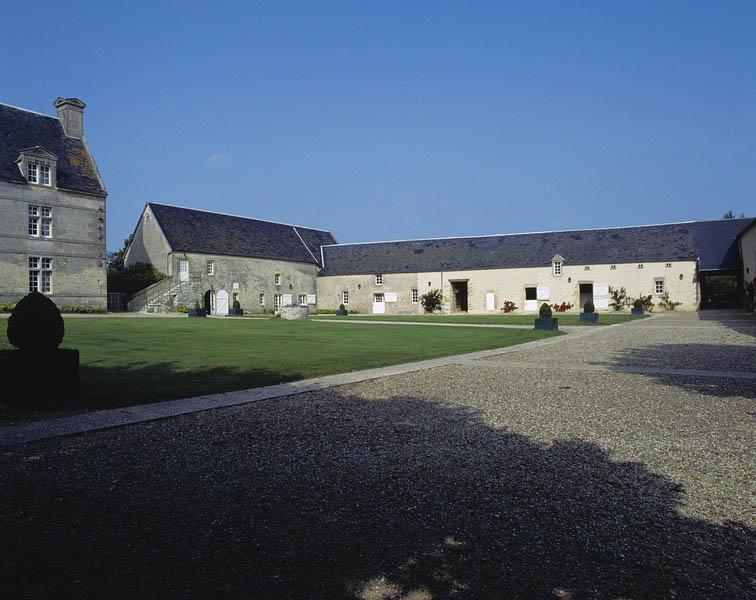 Ancien pressoir à cidre (?) et étables.