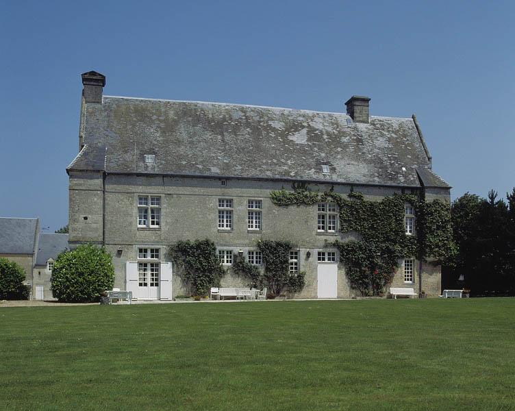 Logis, façade sur jardin.