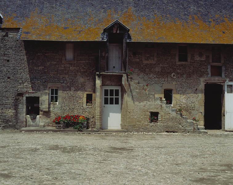 Puits, petit abreuvoir, entrées de l'atelier et de l'étable à chevaux.