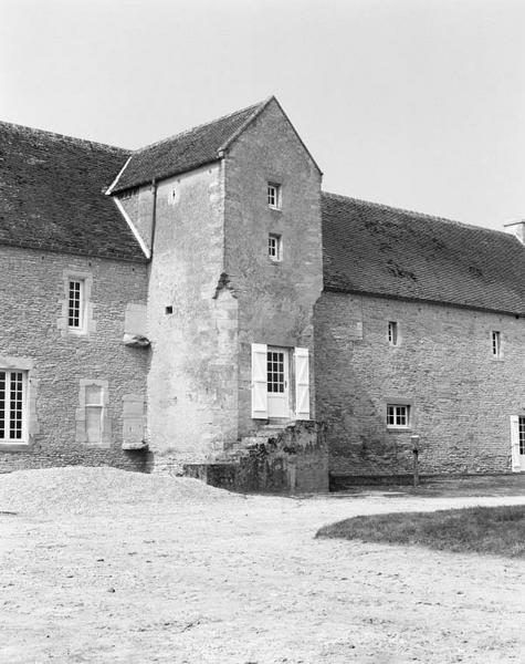 Logis, façade sur la cour de la grange aux dîmes, détail de la tour.