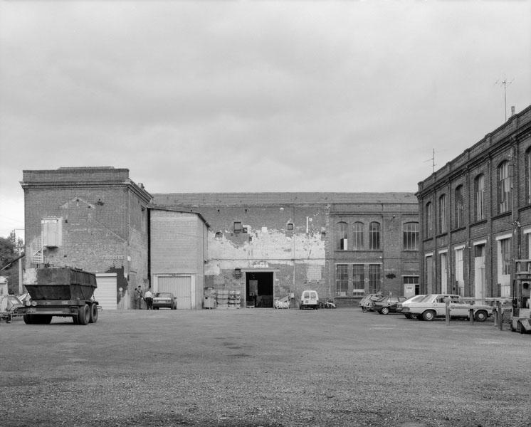 Salle des machines (en arrière-plan) et atelier de fabrication abritant les déchireuses. Elévations extérieures sud, sur cour.