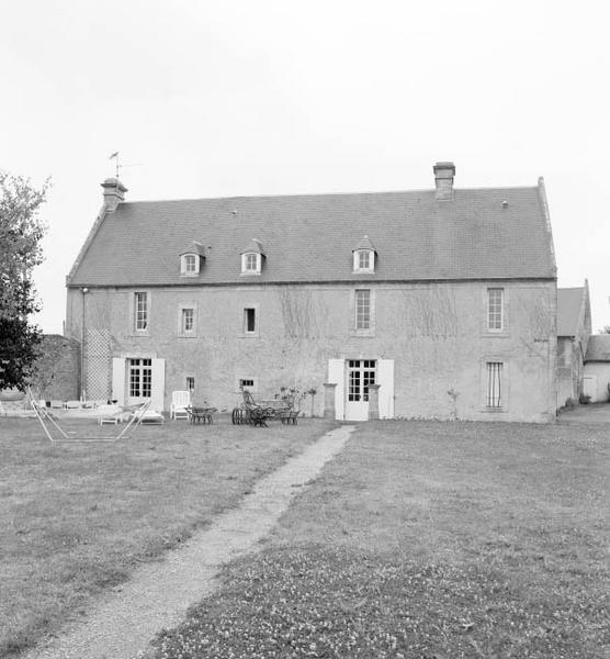 Logis, façade sur jardin.