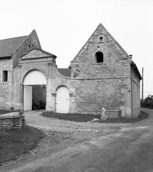 Portail et pignon des écuries.
