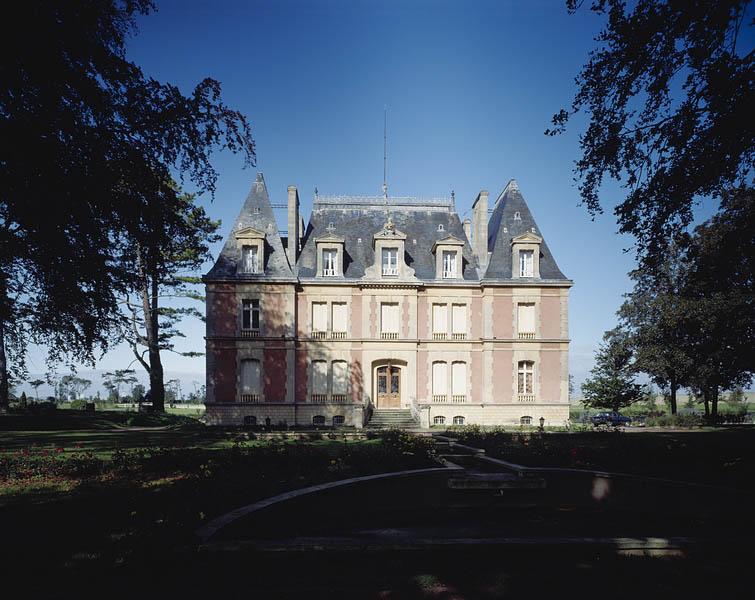 Logis, façade est.
