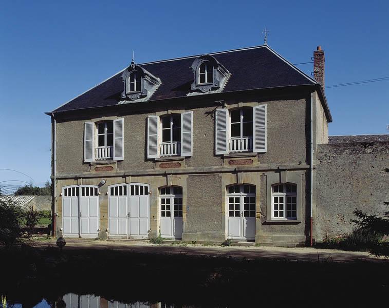 Remise, écuries et logement de domestiques.