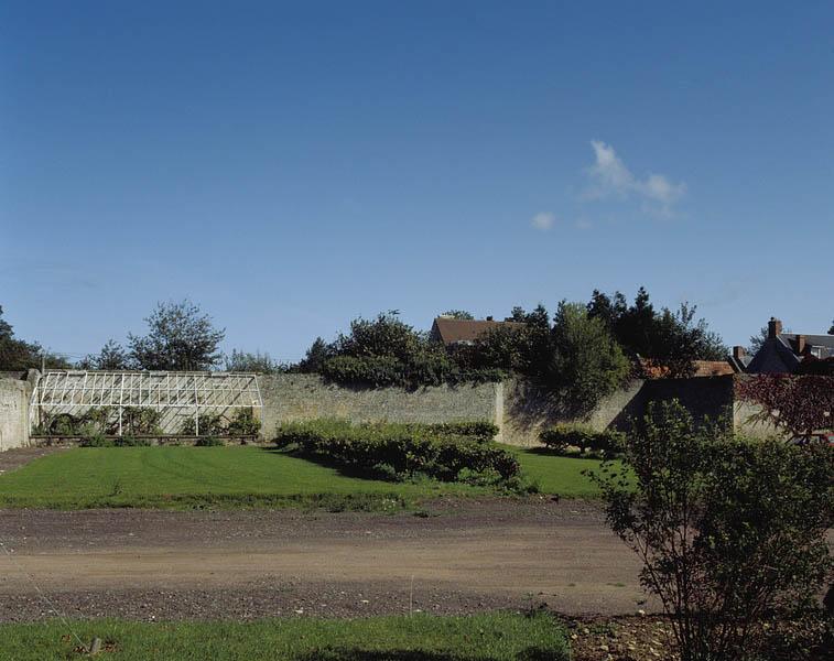 Ancien jardin potager et serre.