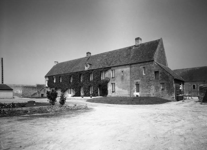 Logis, façade sur la cour de ferme.