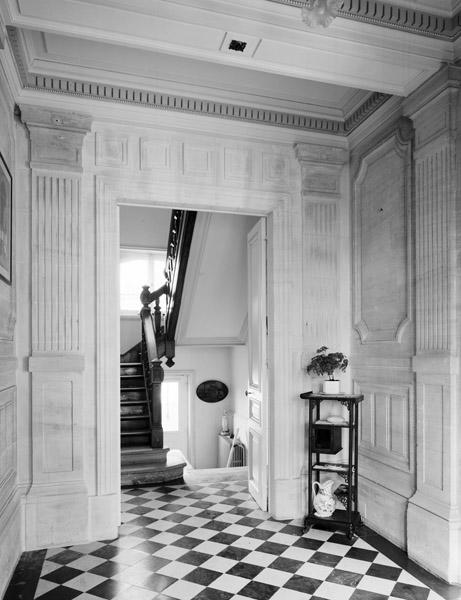 Logis, vestibule, escalier.