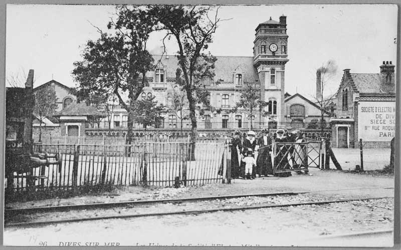 26. Dives-sur-mer - Les usines de la société d'Electrometallurgie.- Carte postale, s.d., début 20e siècle. (Collection particulière P. Coftier).