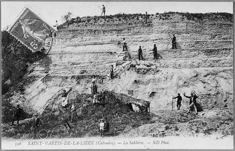 Saint-Martin-de-la-Lieue. Usine d'extraction. "Saint-Martin-de-la-Lieue (Calvados). La sablière".- Carte postale, phot. ND, s.d., vers 1912. (Collection particulière P. Coftier).