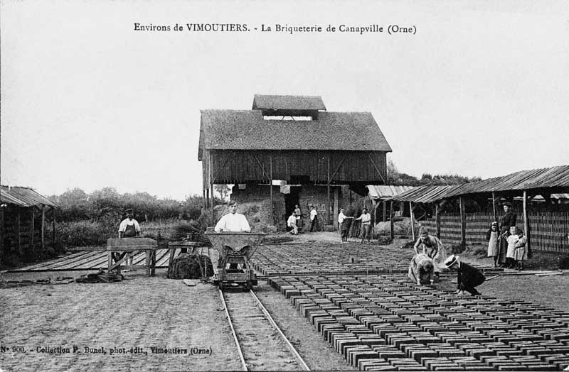 Environs de Vimoutiers, briqueterie de Canapville.- Carte postale, coll. P. Bunuel, photographe-éditeur à Vimoutiers, s.d., début 20e siècle. (Collection particulière De Boissieu).