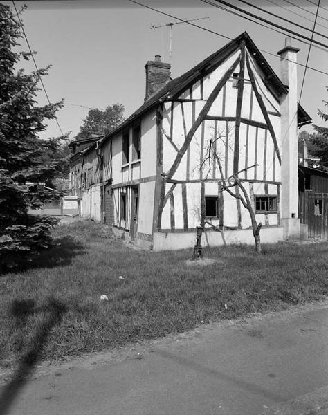 Village, maison (Cad. 1985 A 157 à 161) : vue d'ensemble depuis le sud est.