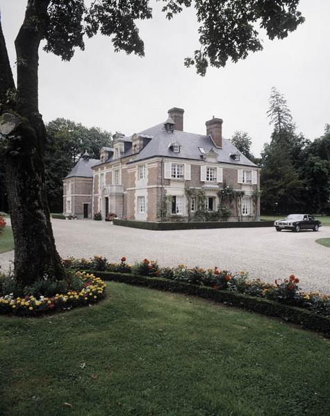 Logis, vue d'ensemble depuis le nord est.
