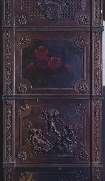 Détail : panneau de fleurs et panneau de putti.
