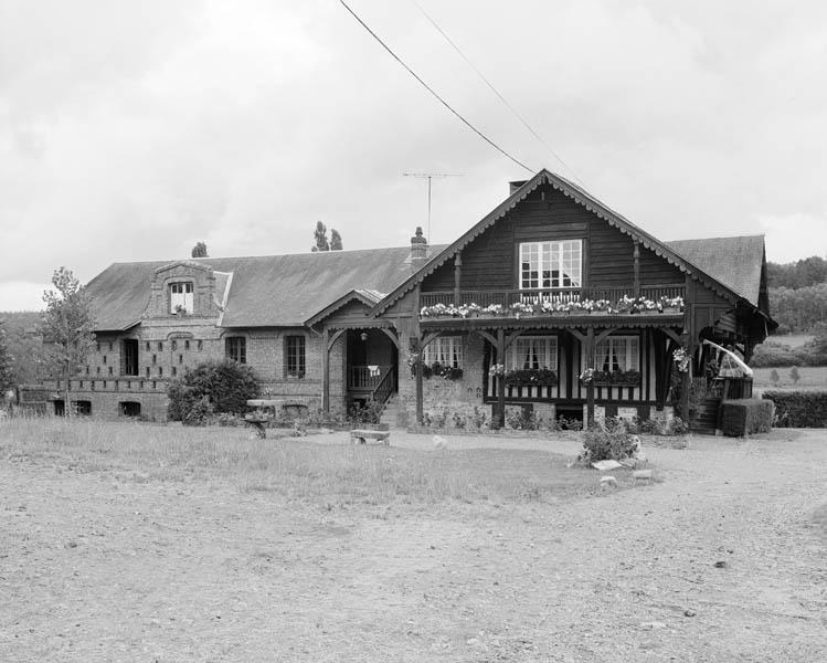 Logis et haloir à fromages, vue d'ensemble depuis l'ouest.