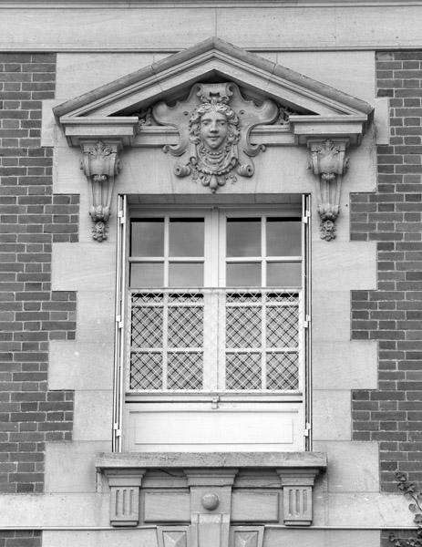 Elévation nord, avant-corps ouest : baie du 1er étage.